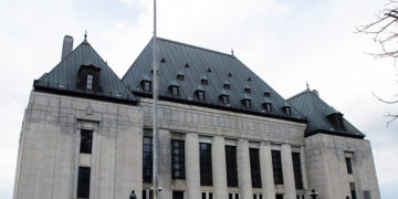 شکایت لاسکاریس از بنای برث پیگیری می‌شود