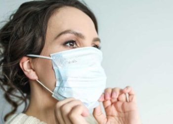 دلیل بوی بد دهان و راه‌های جلوگیری از آن هنگام ماسک زدن