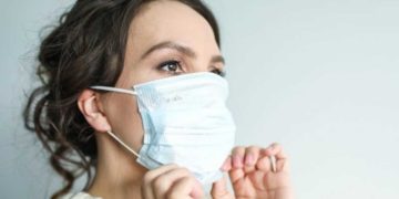 دلیل بوی بد دهان و راه‌های جلوگیری از آن هنگام ماسک زدن