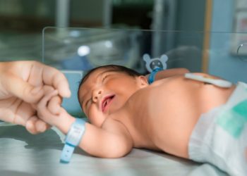 نوزاد سنگاپوری با پادتن کرونا به دنیا آمد