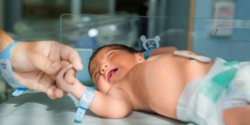 نوزاد سنگاپوری با پادتن کرونا به دنیا آمد