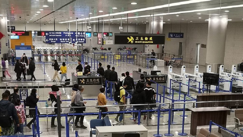 1024px Health screening at Shanghai Pudong International Airport 2020 cropped