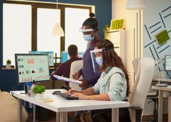 متخصصان: پس از واکسیناسیون هم‌چنان باید ماسک بزنیم