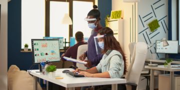 متخصصان: پس از واکسیناسیون هم‌چنان باید ماسک بزنیم