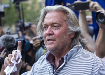 ترامپ مشاور و یکی از کارکنان سابق خود را عفو کرد