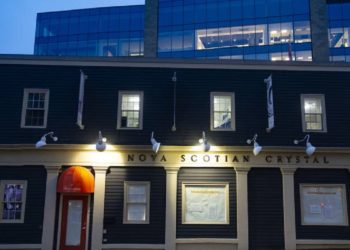 کارگاه کریستال‌سازی سنتی نوا اسکوشین بسته می‌شود