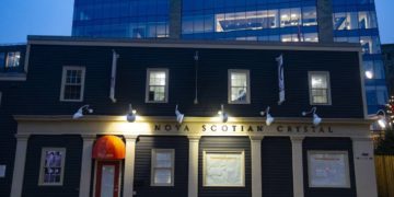 کارگاه کریستال‌سازی سنتی نوا اسکوشین بسته می‌شود