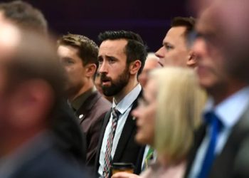 محافظه‌کاران دِرِک اسلون را اخراج کردند