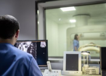 تلاش شرکت‌های کانادایی برای جابه‌جایی سریع داروهای بیماران سرطانی