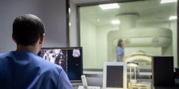 تلاش شرکت‌های کانادایی برای جابه‌جایی سریع داروهای بیماران سرطانی