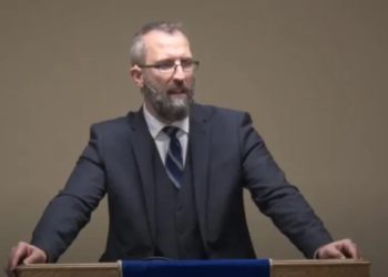 کشیش اهل کلگری بر نقض قوانین مهار کرونا اصرار دارد