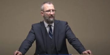 کشیش اهل کلگری بر نقض قوانین مهار کرونا اصرار دارد