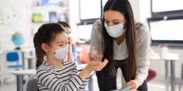 متخصصان خواهان آزمایش اجباری کرونا در مدرسه‌ها شدند