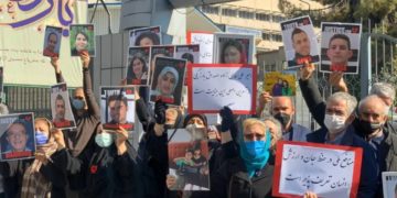 دادخواهی بازماندگان قربانیان پرواز 752 مقابل دادگاه نظامی تهران