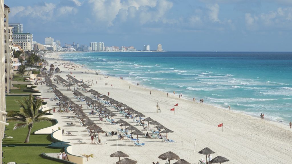 high angle view of the beach in cancun mexico PZXVTVM