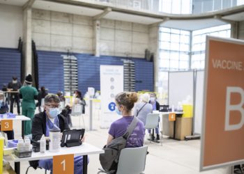 کانادا روزانه ۱۰۰ هزار نفر را واکسینه می‌کند