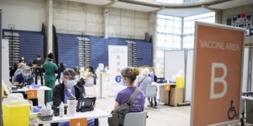 کانادا روزانه ۱۰۰ هزار نفر را واکسینه می‌کند