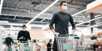 کانادایی‌ها در همه‌گیری استخر خانگی، دوچرخه و دستمال کاغذی بیش‌تری خریده‌اند