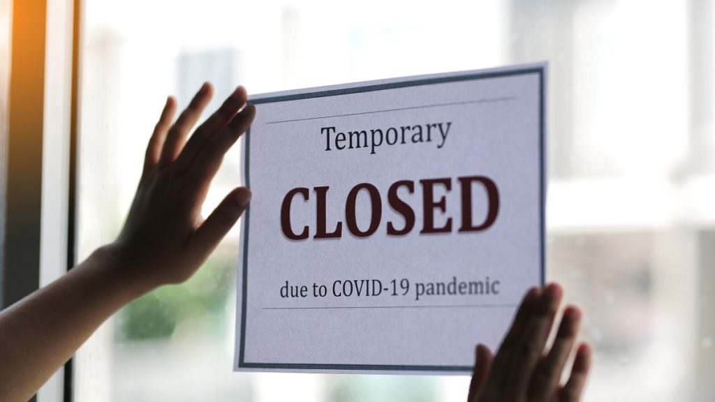 closed business for covid 19 note on window WZ3NTZC