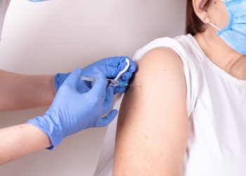 کمیته مشورتی ملّی ایمنی‌سازی کانادا: فاصله تزریق دو دُز می‌تواند 4 ماه باشد