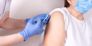 کمیته مشورتی ملّی ایمنی‌سازی کانادا: فاصله تزریق دو دُز می‌تواند 4 ماه باشد