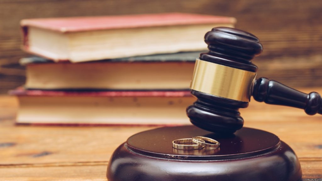 wooden judge gavel and golden rings divorce concep PYVEJKP