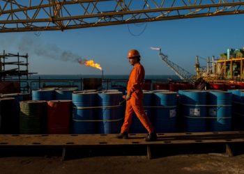 چین با خرید نفت ایران باعث تعدیل قیمت نفت در جهان شد