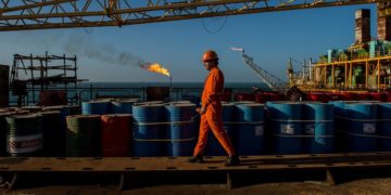 چین با خرید نفت ایران باعث تعدیل قیمت نفت در جهان شد