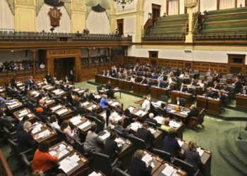 نمایندگان ایرانی‌تبار پارلمان آنتاریو لایحه تعیین «ماه میراث پارسی» را ارایه کردند