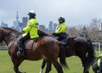 رویکرد جدید پلیس تورنتو؛ بر اجرای فرمان ماندن در خانه نظارت می‌شود