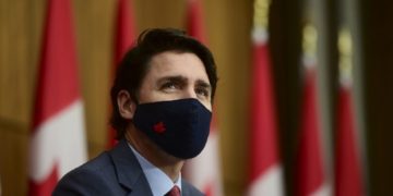 نخست‌وزیر کانادا و همسرش واکسن آسترازنکا دریافت می‌کنند