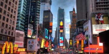 ابتکار شهردار نیویورک برای رونق دوباره شهر؛ گردشگران واکسینه می‌شوند