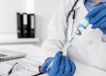 ساکنان بالای 18 سال منطقه پی‌یل می‌توانند واکسن بزنند