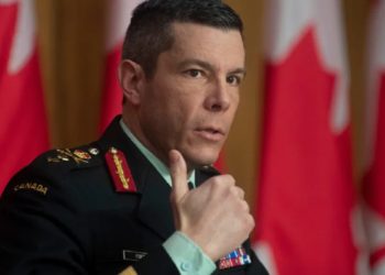 سرلشکر دنی فورتین از ریاست برنامه توزیع واکسن کناره‌گیری می‌کند