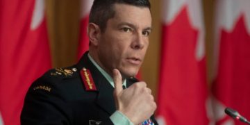 سرلشکر دنی فورتین از ریاست برنامه توزیع واکسن کناره‌گیری می‌کند