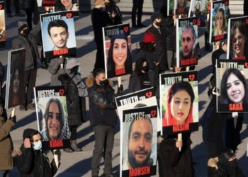 دیده‌بان حقوق بشر: دولت ایران خانواده قربانیان PS752 را آزار می‌دهد