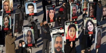 دیده‌بان حقوق بشر: دولت ایران خانواده قربانیان PS752 را آزار می‌دهد