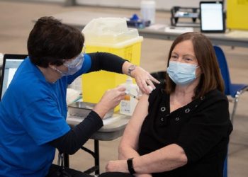 آنتاریو کاهش فاصله زمانی تزریق دو دُز واکسن را بررسی می‌کند