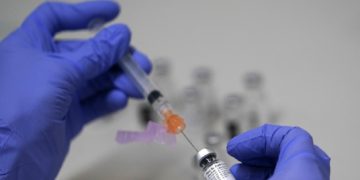 تزریق فایزر به‌عنوان دُز دوم به دریافت‌کنندگان واکسن آسترازنکا امن و موثر است