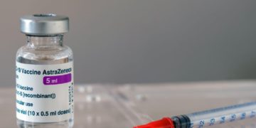 دولت کانادا برای برقراری مسافرت آسان دریافت‌کنندگان واکسن آسترازنکا رایزنی می‌کند