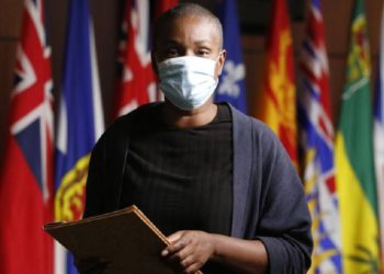 رهبر حزب سبز: وزیر دارایی نقش ضربهگیر نخستوزیر کانادا را ایفا میکند 10 رهبر حزب سبز: وزیر دارایی نقش ضربهگیر نخستوزیر کانادا را ایفا میکند