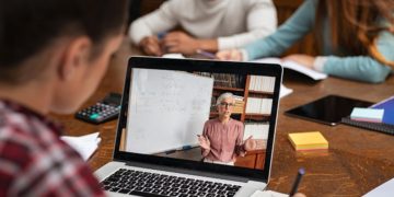 بیشتر مادران و پدران کانادایی آموزش مجازی دوران همه‌گیری را نمی‌پسندند