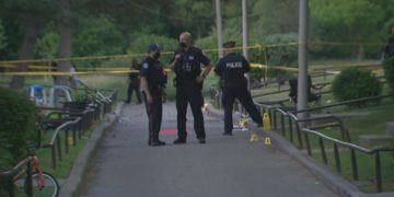 تلاش پلیس برای دستگیری افرادی که به کودکان شلیک کردند