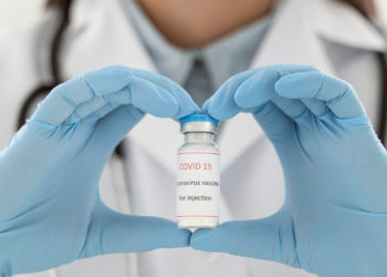 دولت استان کبک: مسافران با مسئولیت خود برای بار سوم واکسن بزنند