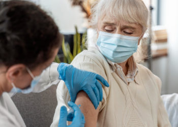 اسراییل به بزرگسالان در معرض خطر دُز یادآوری تزریق می‌کند