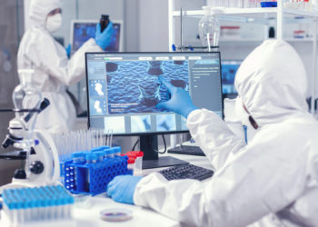 یک پنجم آمریکایی‌ها هدف واکسیناسیون کرونا را تزریق ریزپردازنده‌ها می‌دانند