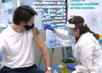 نخست‌وزیر کانادا در دومین نوبت واکسن مدرنا تزریق کرد