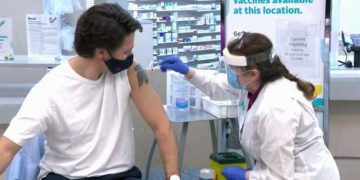 نخست‌وزیر کانادا در دومین نوبت واکسن مدرنا تزریق کرد