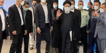 “رئیسی” قرار است “ناجی افسانه‌ای” شود؟