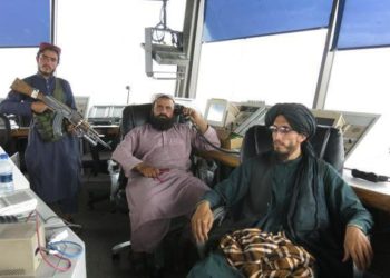 طالبان فرودگاه نیمه‌تخریب شده کابل را در اختیار گرفت